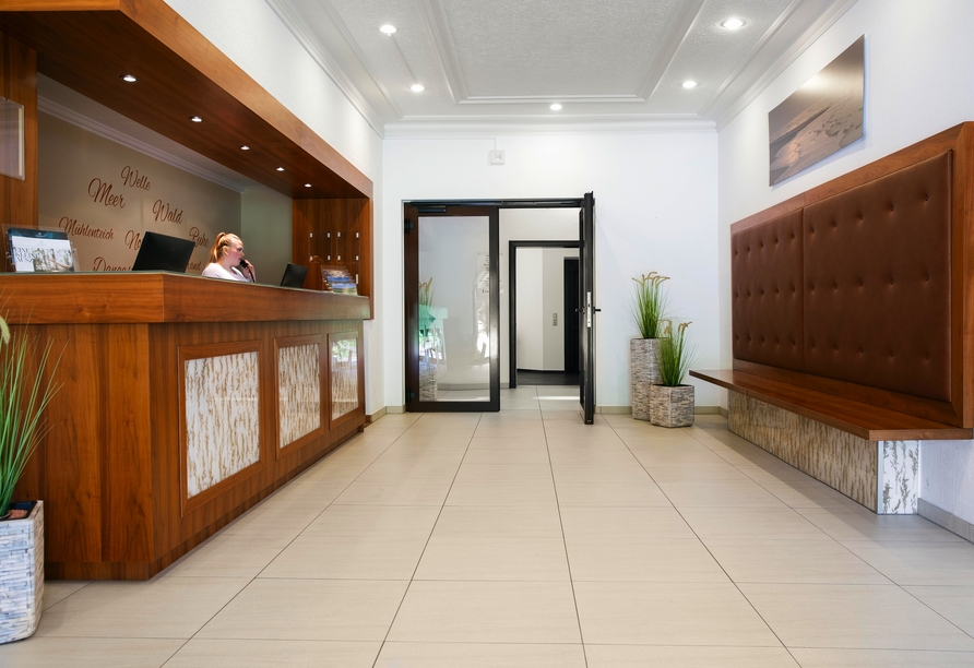 An der Rezeption werden Sie in Empfang genommen.