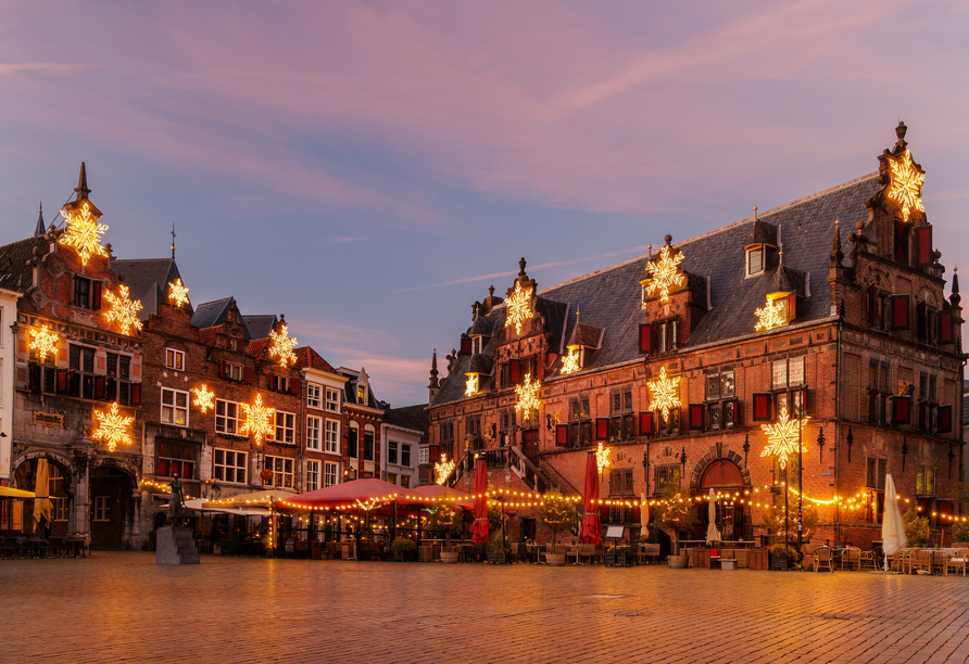 Die historische Altstadt von Nijmegen erwartet Sie in zauberhaftem Lichterglanz.