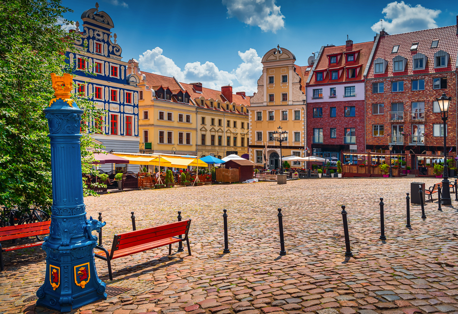 Entdecken Sie die historischen blauen Wasserpumpen mit dem Stadtwappen in der Altstadt von Stettin.