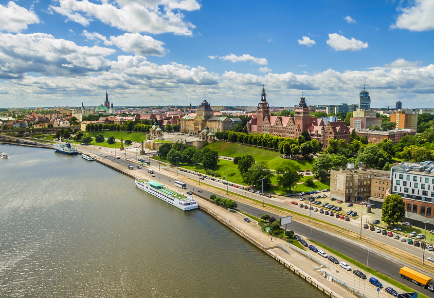 Stadtansicht von Stettin mit der Uferpromenade an der Oder.