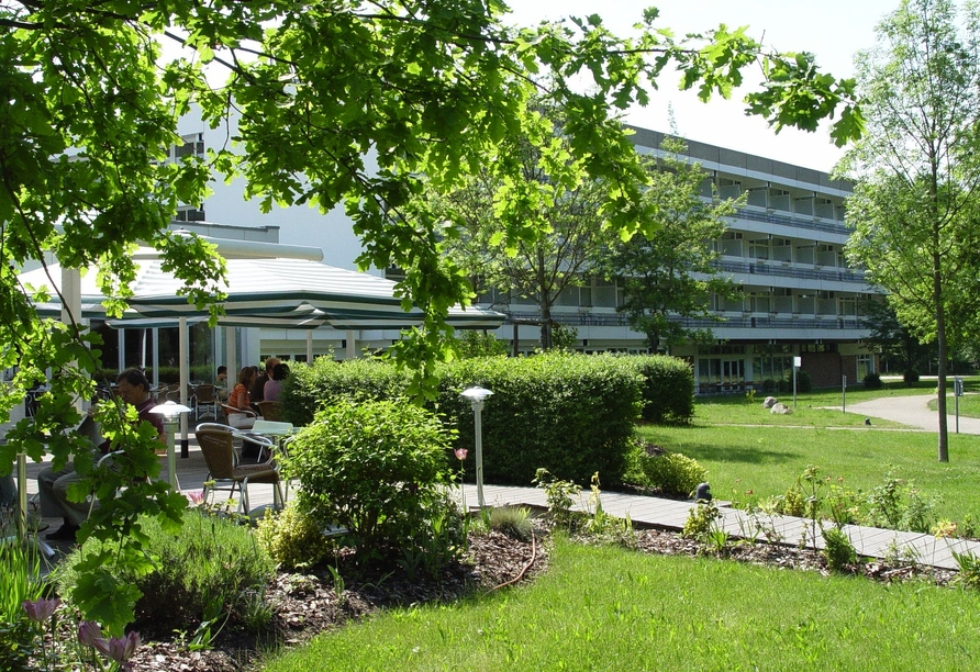 Entspannen Sie auf der Seeterrasse mit Blick aufs Wasser.