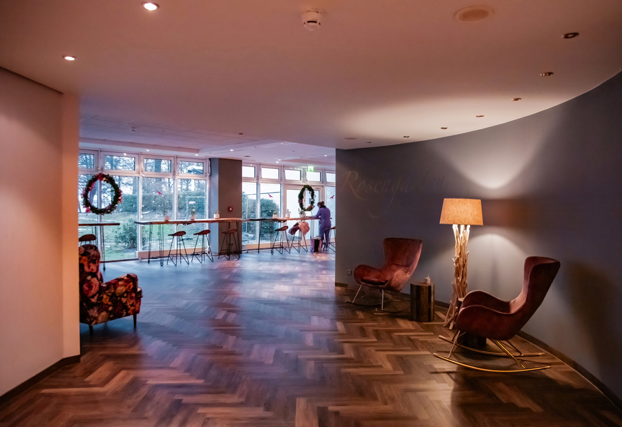 Gemütliche Sitzmöglichkeiten im Rosengarten laden zum Verweilen ein.