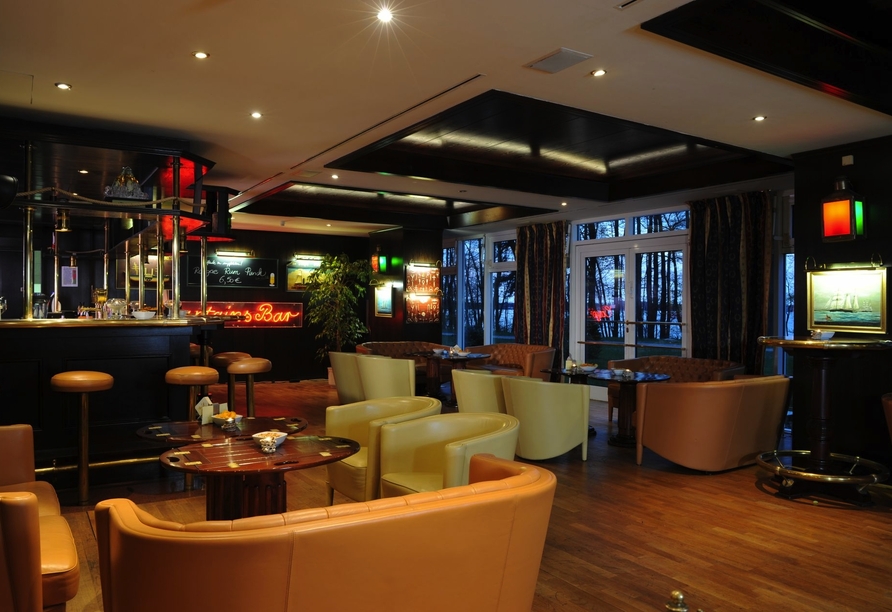 Genießen Sie entspannte Abende in der stilvollen Captains Bar.