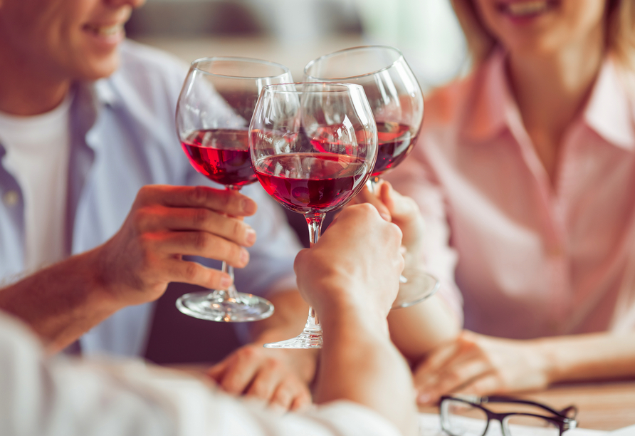 Genießen Sie gesellige Momente bei einem guten Glas Wein.