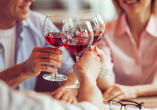 Genießen Sie gesellige Momente bei einem guten Glas Wein.