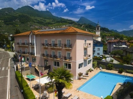 Herzlich willkommen im Hotel Alberello in Riva del Garda.
