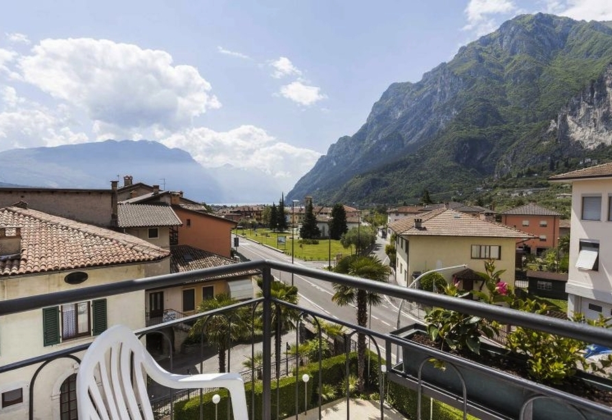 Traumhafter Ausblick vom Balkon auf die umliegende Bergwelt