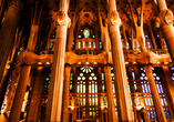 Bestaunen Sie die Sagrada Familia von Innen.