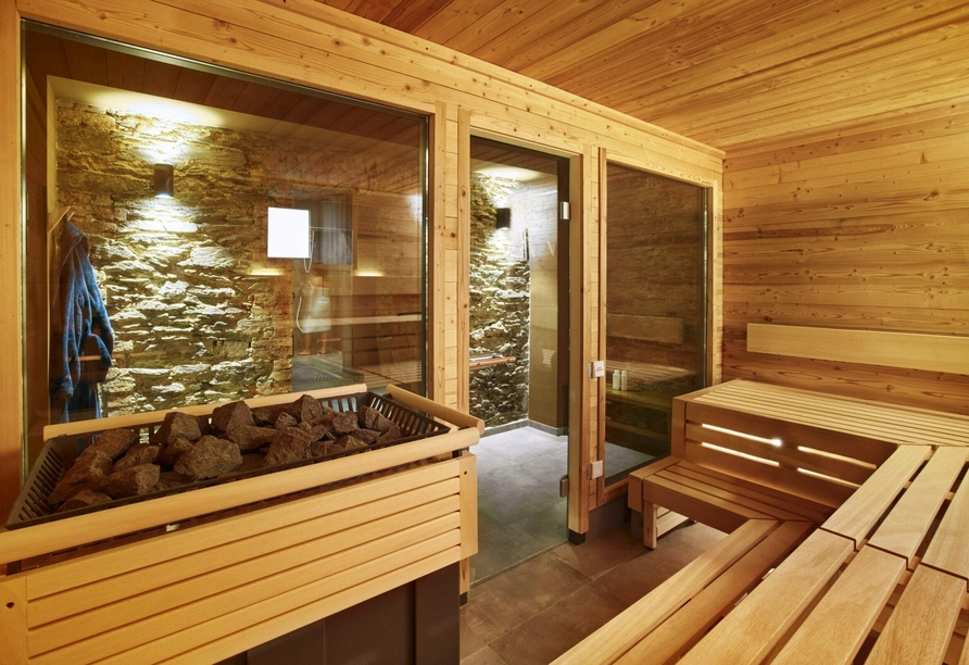 Wohltuende Wärme und Ruhe erwarten Sie in der einladenden Sauna.