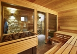 Wohltuende Wärme und Ruhe erwarten Sie in der einladenden Sauna.