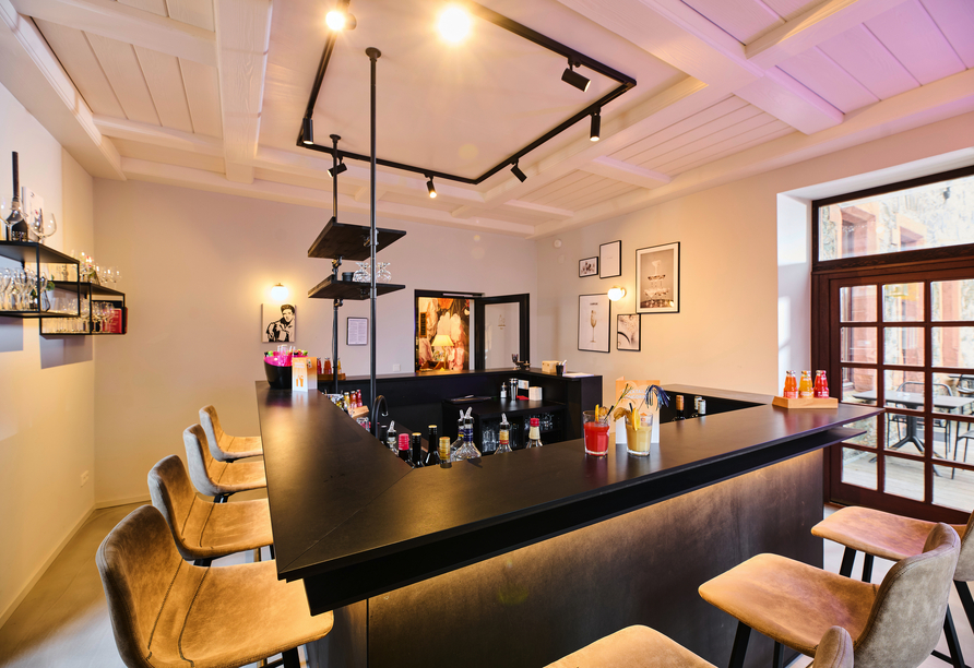 Genießen Sie entspannte Stunden an der gemütlichen Hotelbar bei einem guten Drink.