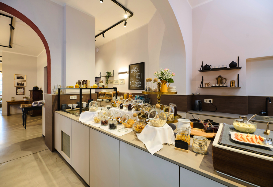 Genießen Sie ein reichhaltiges Frühstücksbuffet mit frischen Köstlichkeiten im stilvollen Ambiente.