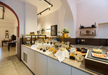 Genießen Sie ein reichhaltiges Frühstücksbuffet mit frischen Köstlichkeiten im stilvollen Ambiente.
