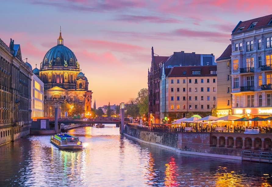 Historische Bauwerke und die Spree prägen das eindrucksvolle Berliner Stadtbild.