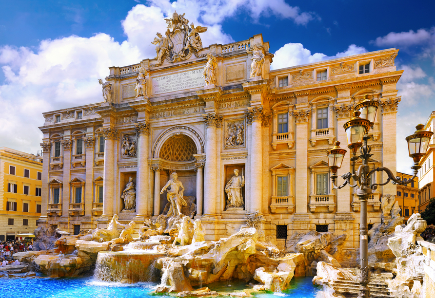 Der prachtvolle Trevi-Brunnen zählt zu den berühmtesten Wahrzeichen Roms.