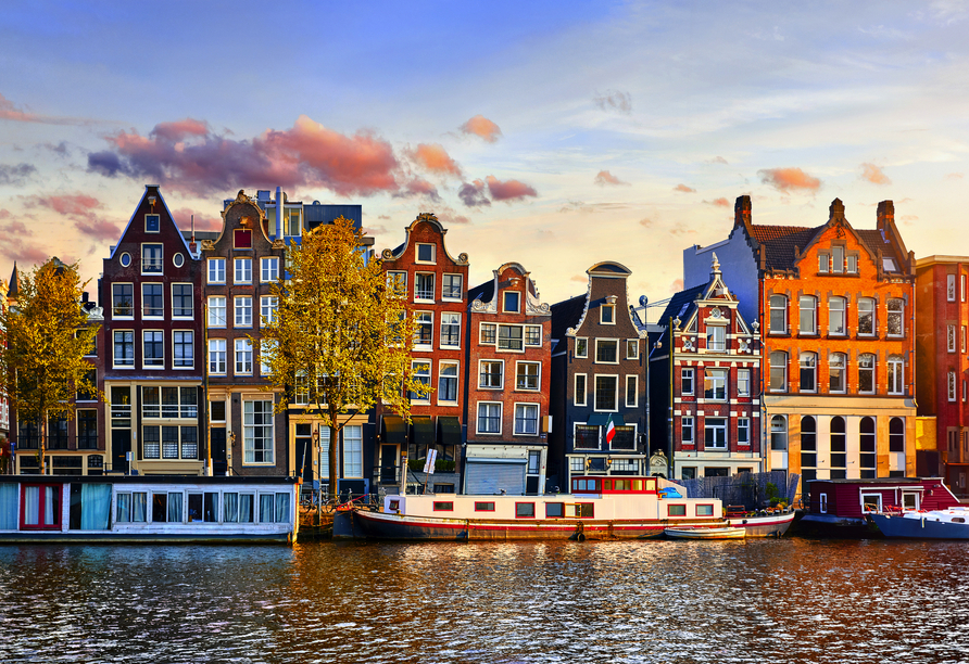 Die tanzenden Häuser über der Amstel – ein Wahrzeichen von Amsterdam. 
