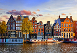 Die tanzenden Häuser über der Amstel – ein Wahrzeichen von Amsterdam. 
