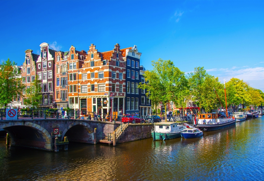 Schlendern Sie entlang der malerischen Kanäle in Amsterdam.