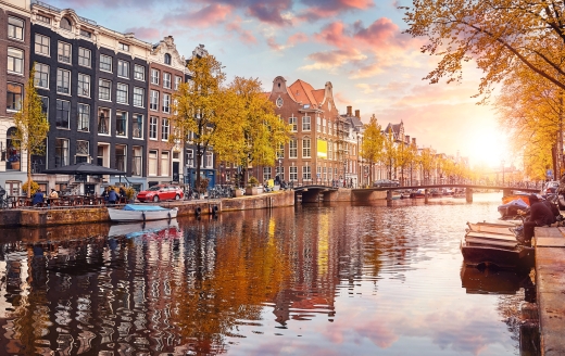 Glitzernde Kanäle, malerische Giebelhäuser und eindrucksvolle Museen – entdecken Sie Amsterdam.