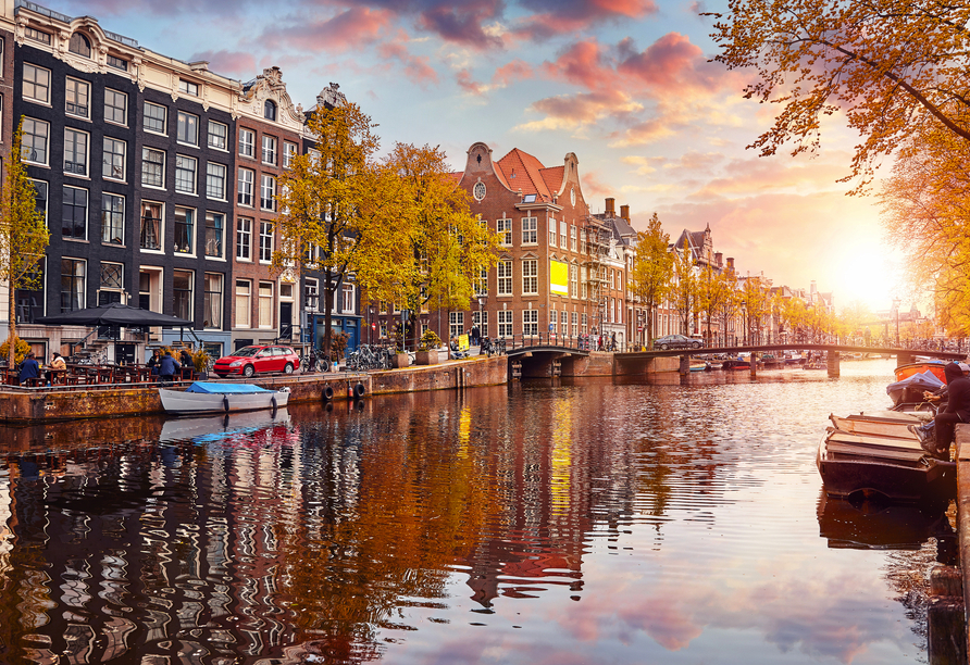Glitzernde Kanäle, malerische Giebelhäuser und eindrucksvolle Museen – entdecken Sie Amsterdam.
