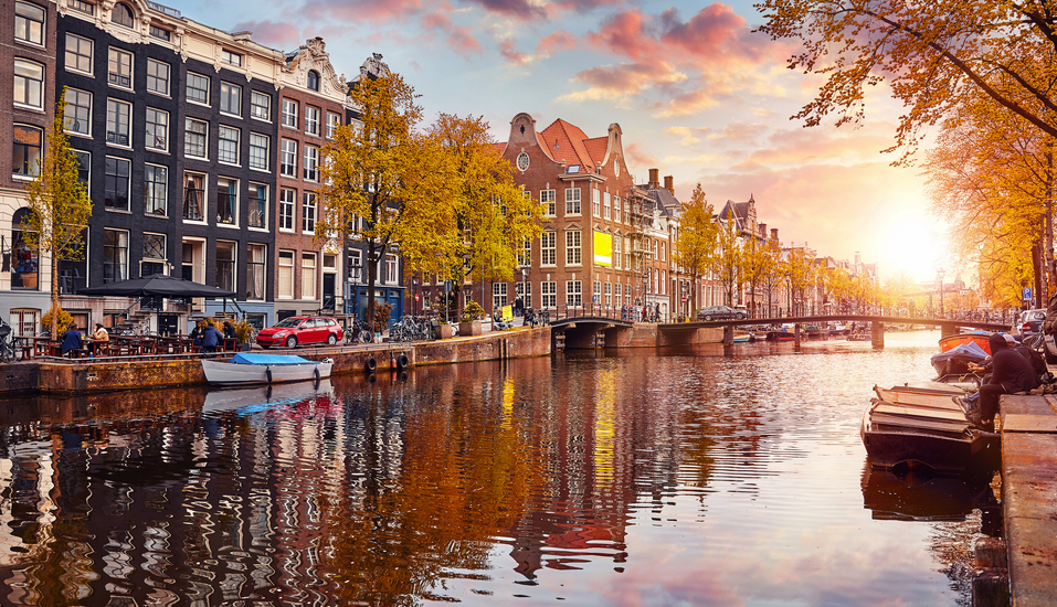 Glitzernde Kanäle, malerische Giebelhäuser und eindrucksvolle Museen – entdecken Sie Amsterdam.