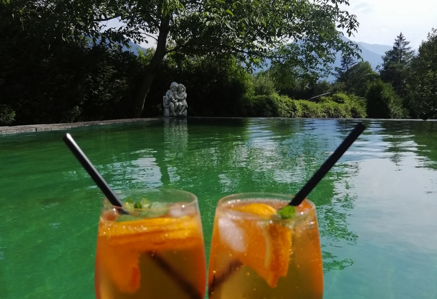 Stoßen Sie mit einem erfrischenden Getränk an und genießen Sie entspannte Stunden am Wasser.