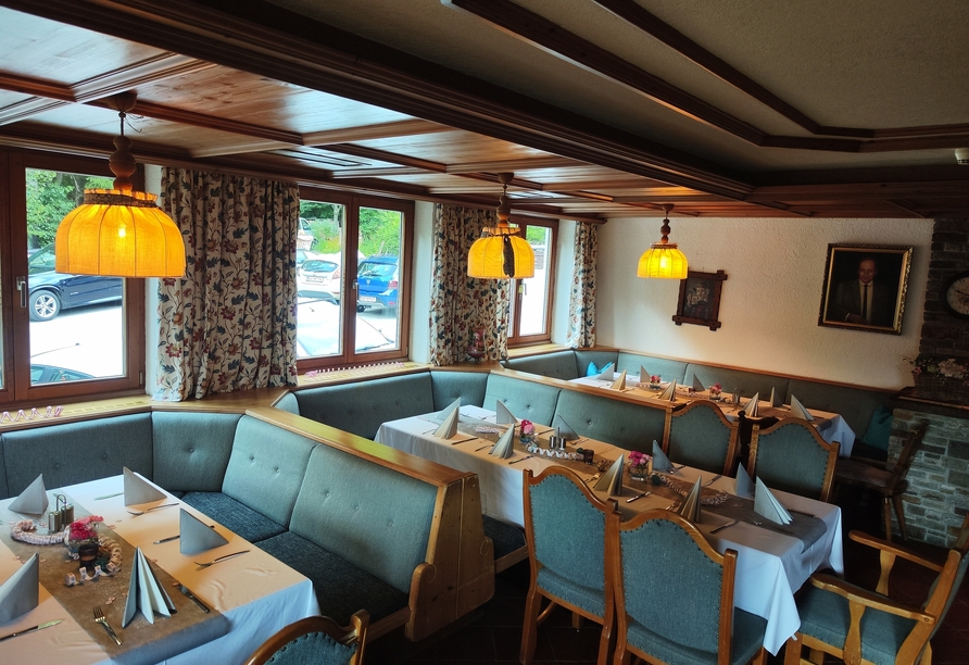 Freuen Sie sich auf die gemütliche Atmosphäre im stilvoll eingerichteten Restaurant.