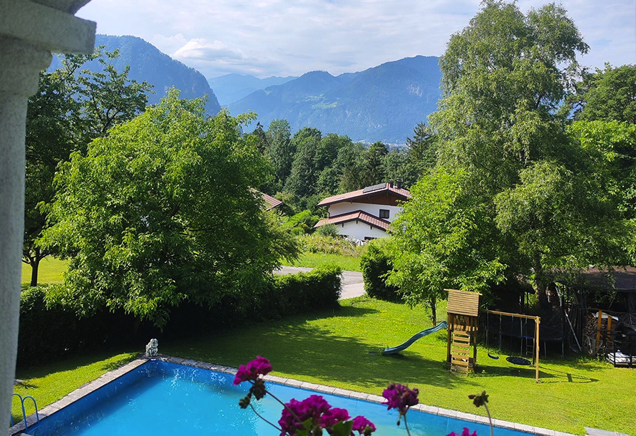 Erfrischen Sie sich im Pool und genießen Sie den Blick ins Grüne.