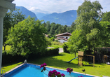 Erfrischen Sie sich im Pool und genießen Sie den Blick ins Grüne.