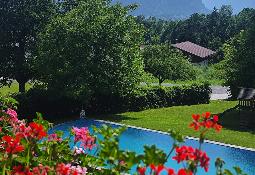 Der idyllische Poolbereich begeistert mit einer herrlichen Naturkulisse.
