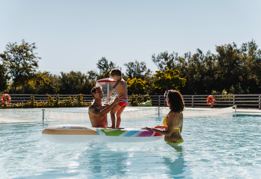 Erleben Sie fröhliche Stunden im Pool und genießen Sie unbeschwerte Urlaubsmomente im Wasser.