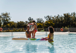 Erleben Sie fröhliche Stunden im Pool und genießen Sie unbeschwerte Urlaubsmomente im Wasser.