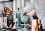 Kreativ gemixte Cocktails sorgen für genussvolle Augenblicke an der Bar.