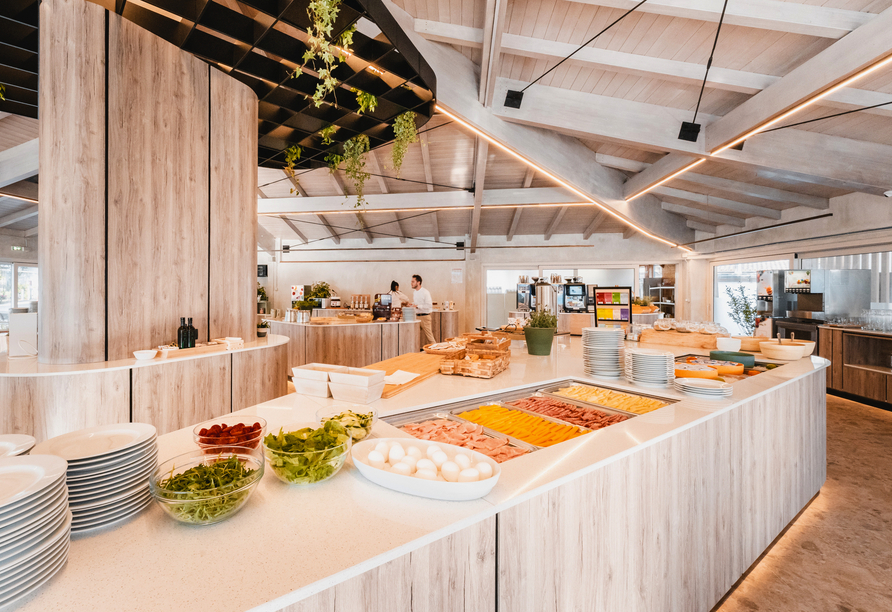 Modernes Buffet mit frischen Zutaten und großer Auswahl in hellem Ambiente