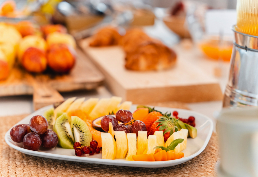 Starten Sie genussvoll in den Tag mit frischem Obst und weiteren Köstlichkeiten.