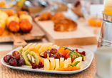 Starten Sie genussvoll in den Tag mit frischem Obst und weiteren Köstlichkeiten.