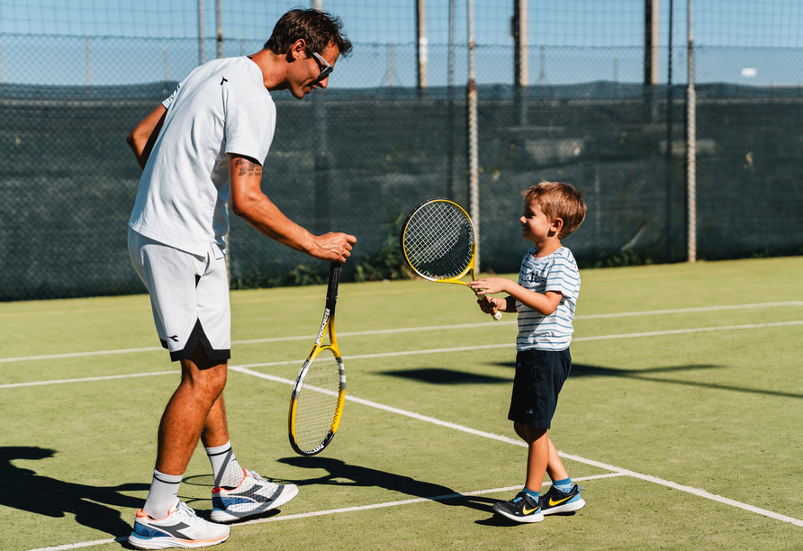 Spielerische Tennismomente sorgen für aktive und fröhliche Urlaubstage.