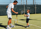Spielerische Tennismomente sorgen für aktive und fröhliche Urlaubstage.
