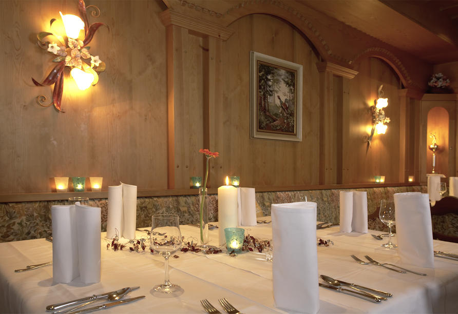 Erleben Sie genussvolle Abende bei Kerzenschein in eleganter Atmosphäre.