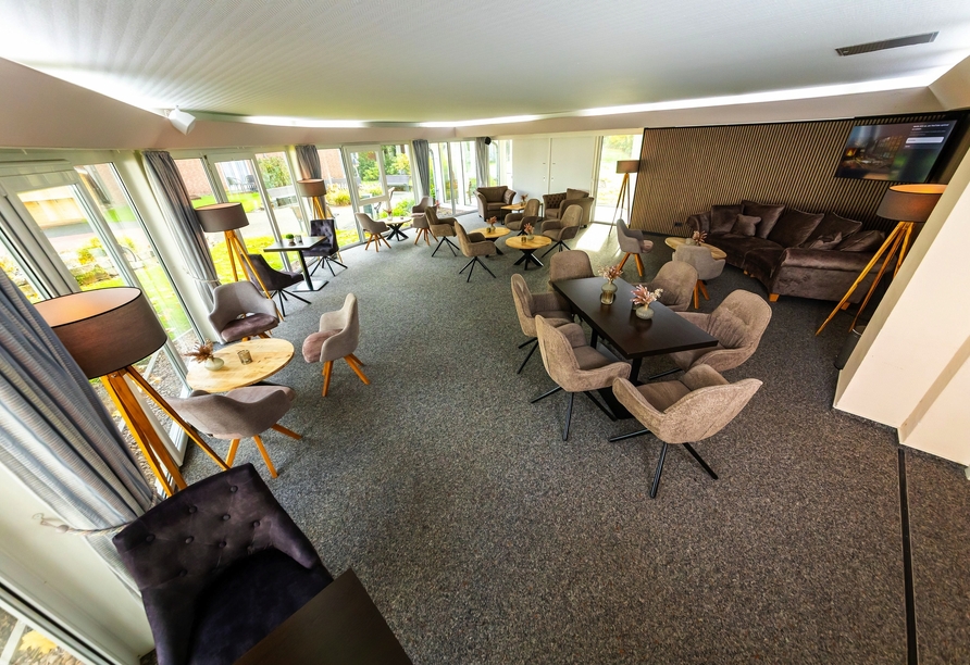 Die Lounge mit Bar lädt zum gemütlichen Zusammensitzen ein.