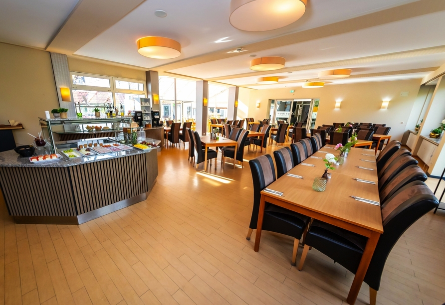 Genießen Sie ein reichhaltiges Frühstücksbuffet im stilvollen, lichtdurchfluteten Restaurant des Hotels.