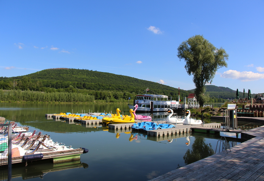 Der nahegelegene Schiedersee lädt zu entspannten Ausflügen ein.