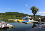 Der nahegelegene Schiedersee lädt zu entspannten Ausflügen ein.