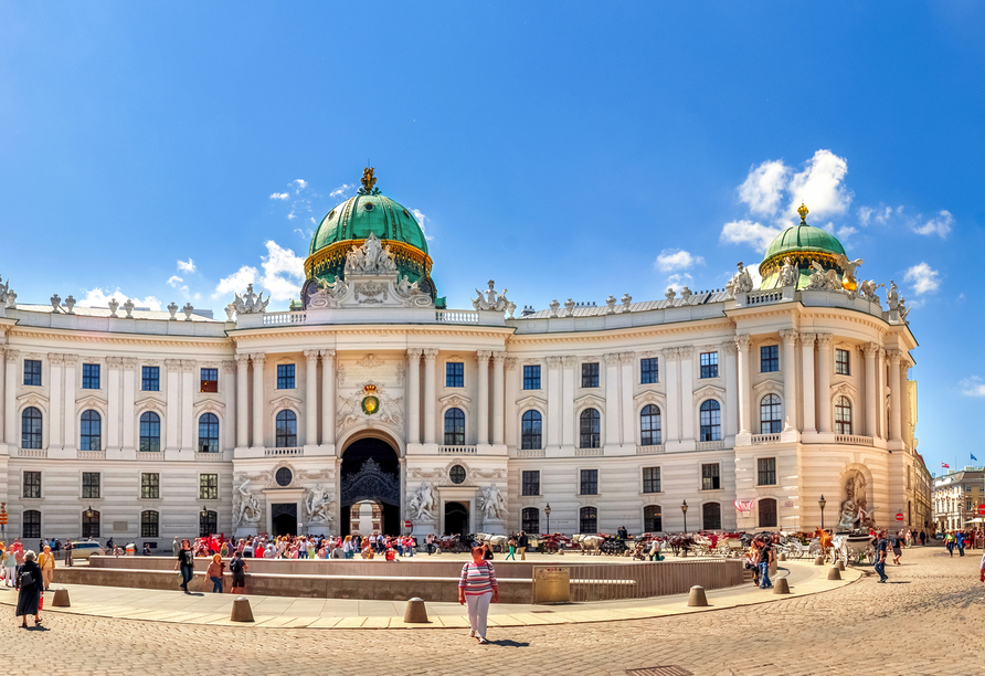 In Wien entdecken Sie viele Sehenswürdigkeiten wie die Hofburg.