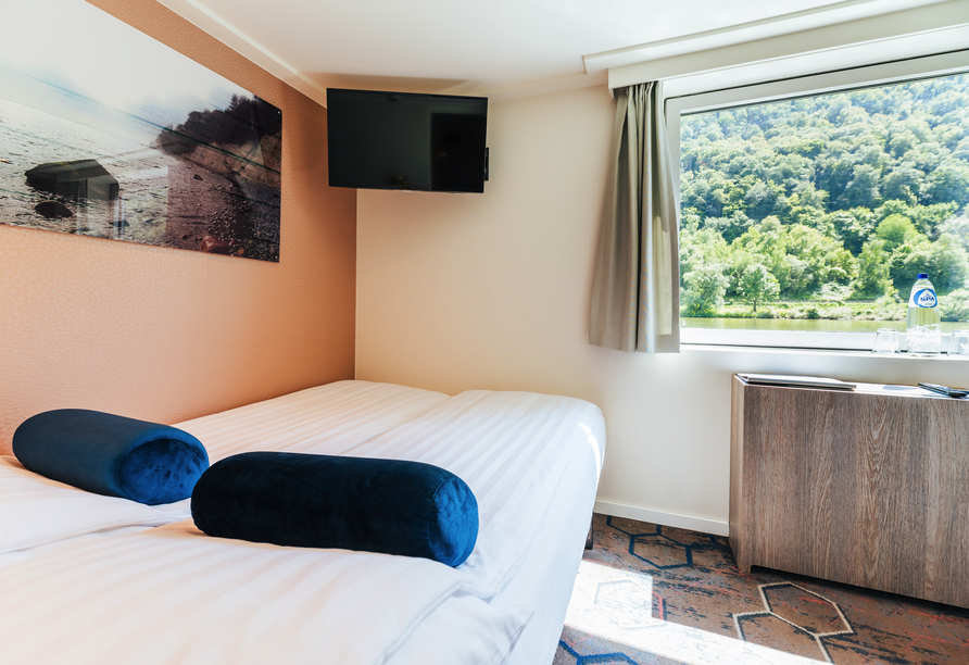 Beispiel einer Außenkabine (Nummer 213 oder 215) auf dem Oberdeck mit schmalem Doppelbett und Panoramafenster 