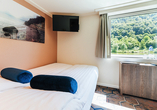 Beispiel einer Außenkabine (Nummer 213 oder 215) auf dem Oberdeck mit schmalem Doppelbett und Panoramafenster 