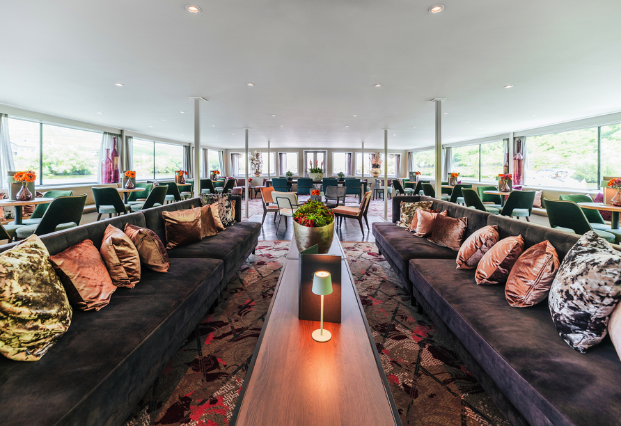 Machen Sie es sich gemütlich in der Lounge an Bord von MS ARKONA.