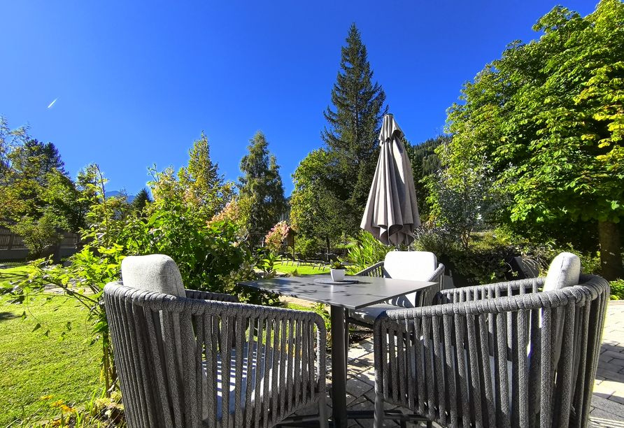 Auf der Terrasse lassen sich die herrlichen Sonnenstrahlen besonders gut genießen.