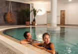 Das Hallenbad des MAXIMILIAN Grand Hotels lädt zu entspannten Stunden ein.