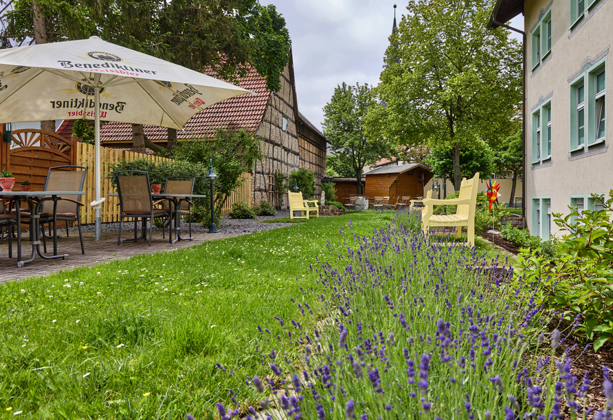 Im Garten und auf der Terrasse können Sie die warmen Sonnenstrahlen genießen.